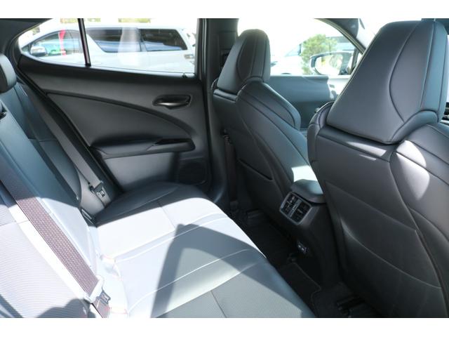 ＵＸ ＵＸ２００　Ｆスポーツ　ワンオーナー　ＴＲＤエアロダイナミクスパッケージ（Ｆ・Ｓ・Ｒ・マフラー）　ＴＲＤエアロフェンダー　本革シート（ブラック）　ムーンルーフ　３眼　パノラミックビュー　ブラインドスポット　オレンジキャリパー（37枚目）