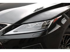 【３眼ＬＥＤ】スタイリッシュな見た目の三眼ＬＥＤヘッドライトを装備。夜間の走行や悪天候でも視界良好で安心してお乗りいただけます。 5