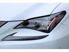 【３眼ＬＥＤ】スタイリッシュな見た目の三眼ＬＥＤヘッドライトを装備。夜間の走行や悪天候でも視界良好で安心してお乗りいただけます。 6
