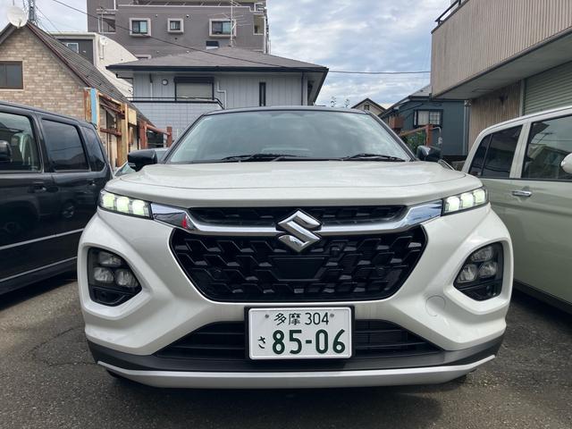 フロンクス ベースグレード クリアランスソナー 全周囲カメラ シートヒーター USB入力端子 走行距離34キロ レーンアシスト 車検令和9年10月まで LEDヘッドランプ 基本装備 安全装備(4枚目)