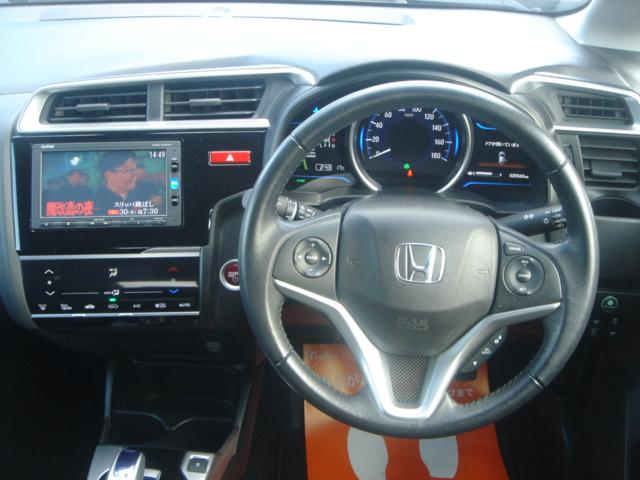 フィットハイブリッド Ｌパッケージ　ＳＤナビ・ワンセグ・Ｒカメラ・安心パッケージ・Ｂｌｕｅｔｏｏｔｈ・ＬＥＤヘッドライト・クルーズコントロール・ＡＵＴＯヘッドライト・プッシュスタート・ステアリングスイッチ・革巻きステアリング・禁煙車（4枚目）