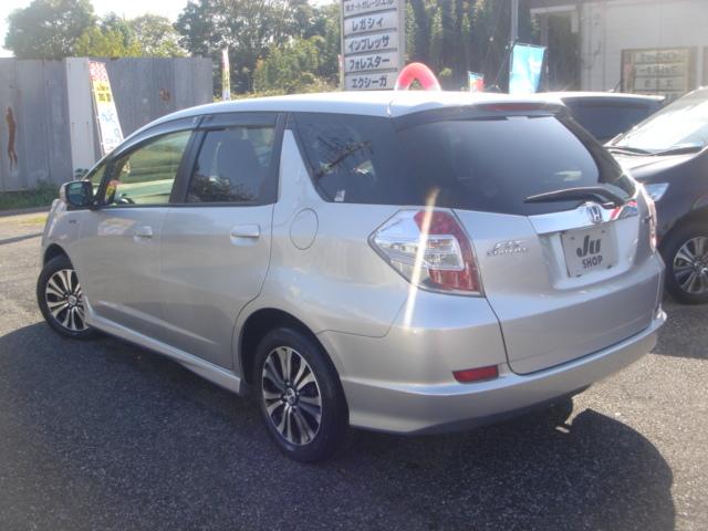 フィットシャトルハイブリッド ハイブリッド・スマートセレクション SDナビ・ワンセグ・Rカメラ・シートヒーター・クルコン・HID・ETC・パドルシフト・AUTOヘッドライト・革巻きステアリング・Bluetooth・純正AW・スマートキー・ステアリングスイッチ・禁煙車(3枚目)