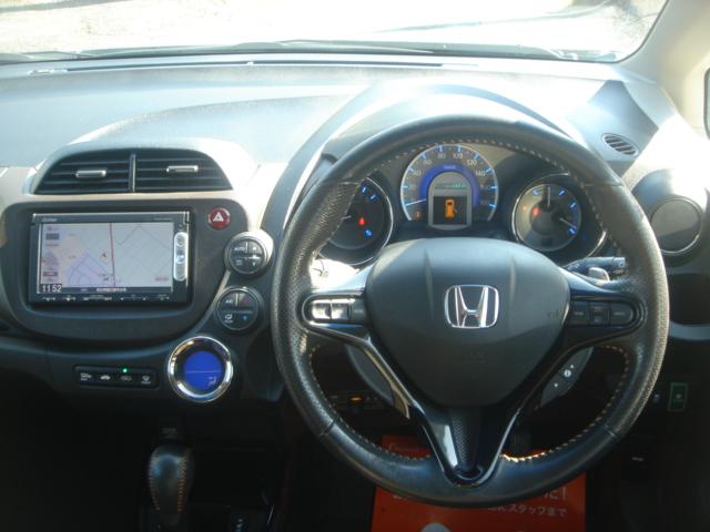 フィットシャトルハイブリッド ハイブリッド・スマートセレクション SDナビ・ワンセグ・Rカメラ・シートヒーター・クルコン・HID・ETC・パドルシフト・AUTOヘッドライト・革巻きステアリング・Bluetooth・純正AW・スマートキー・ステアリングスイッチ・禁煙車(4枚目)