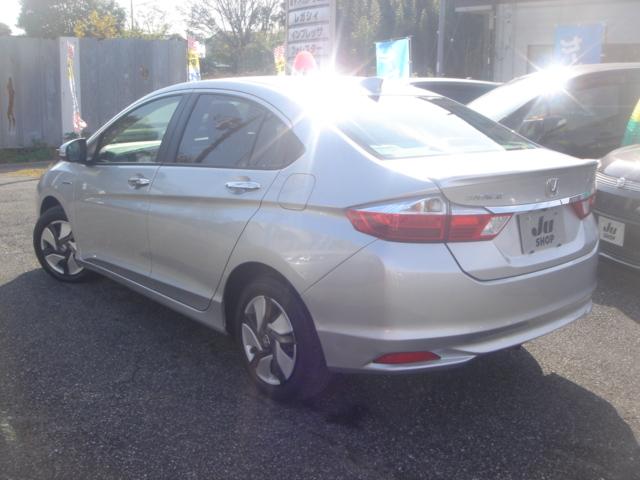 グレイス ハイブリッドＬＸ　ＳＤナビ・フルセグ・Ｒカメラ・あんしんパッケージ・Ｂｌｕｅｔｏｏｔｈ・前後ドラレコ・クルコン・ＬＥＤヘッドライト・ＥＴＣ・革巻きステアリング・ＡＵＴＯヘッドライト・スマートキー・プッシュスタート・禁煙（3枚目）