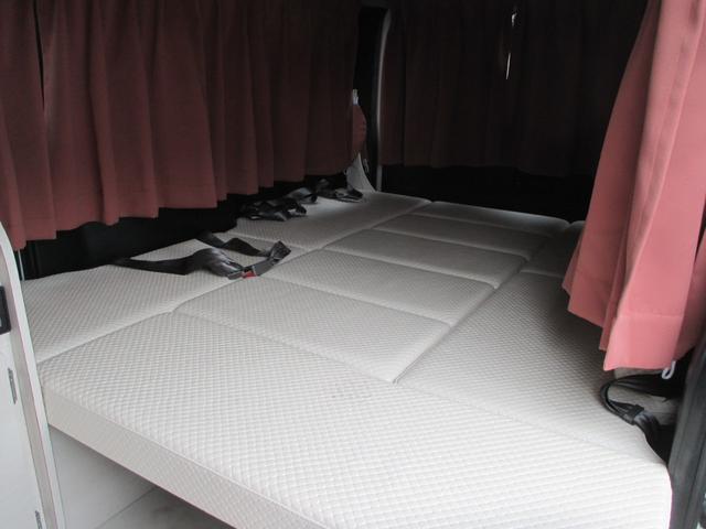 レジアスエースバン ロングスーパーＧＬ　キャンピングカー　８ナンバー　８人乗り　シンク　冷蔵庫　ベッド　サブバッテリー　走行充電　１００Ｖ変換インバーター　外部電源　ナビ　テレビ　ＥＴＣ（12枚目）