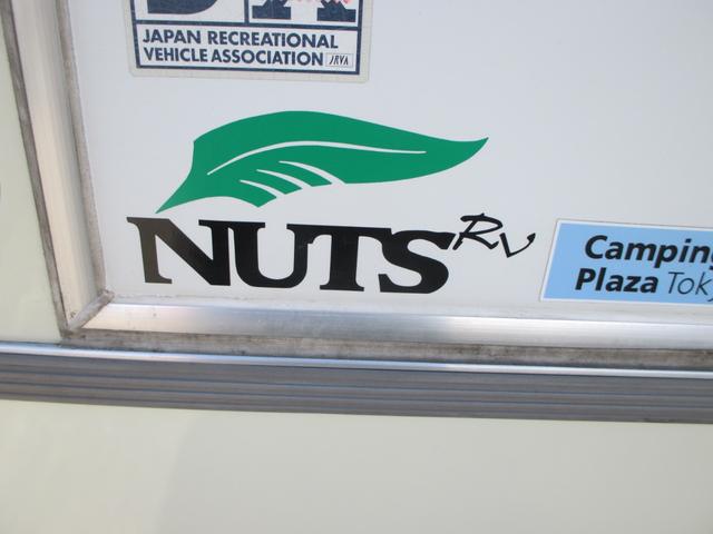 バネットトラック ナッツRV マッシュ 7人乗りキャンピングカー ベッド シンク 冷蔵庫 FFヒーター エアコン インバーター 走行充電 外部電源 サブバッテリー テーブル トイレ 収納 ナビ バックモニター ETC(8枚目)