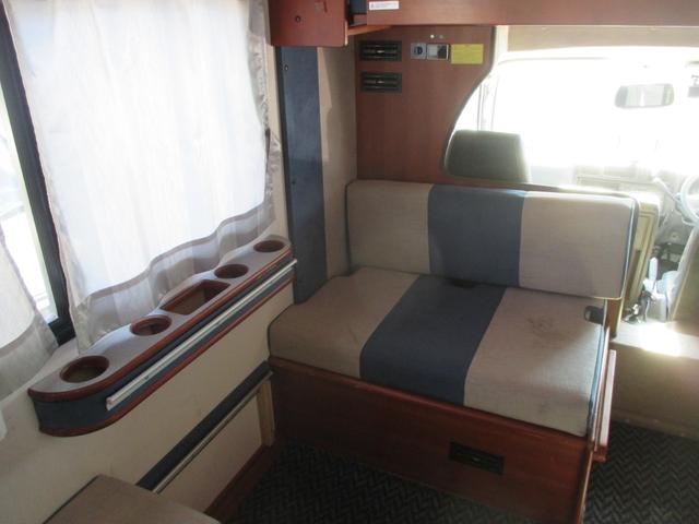 バネットトラック ナッツRV マッシュ 7人乗りキャンピングカー ベッド シンク 冷蔵庫 FFヒーター エアコン インバーター 走行充電 外部電源 サブバッテリー テーブル トイレ 収納 ナビ バックモニター ETC(18枚目)