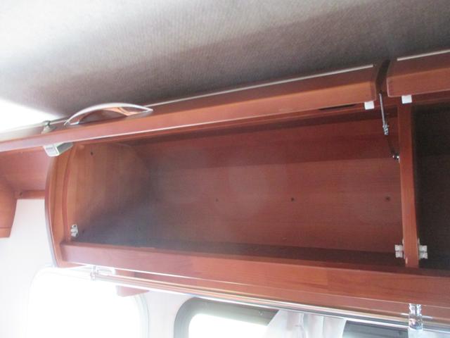 バネットトラック ナッツRV マッシュ 7人乗りキャンピングカー ベッド シンク 冷蔵庫 FFヒーター エアコン インバーター 走行充電 外部電源 サブバッテリー テーブル トイレ 収納 ナビ バックモニター ETC(26枚目)