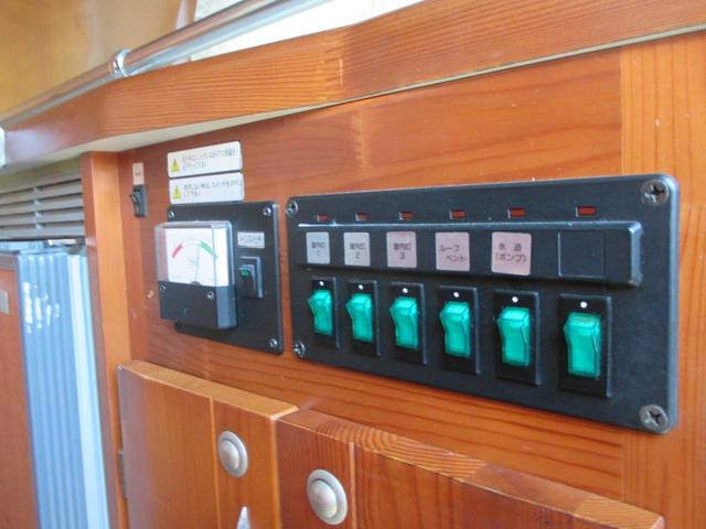 バネットトラック ナッツRV マッシュ 7人乗りキャンピングカー ベッド シンク 冷蔵庫 FFヒーター エアコン インバーター 走行充電 外部電源 サブバッテリー テーブル トイレ 収納 ナビ バックモニター ETC(33枚目)