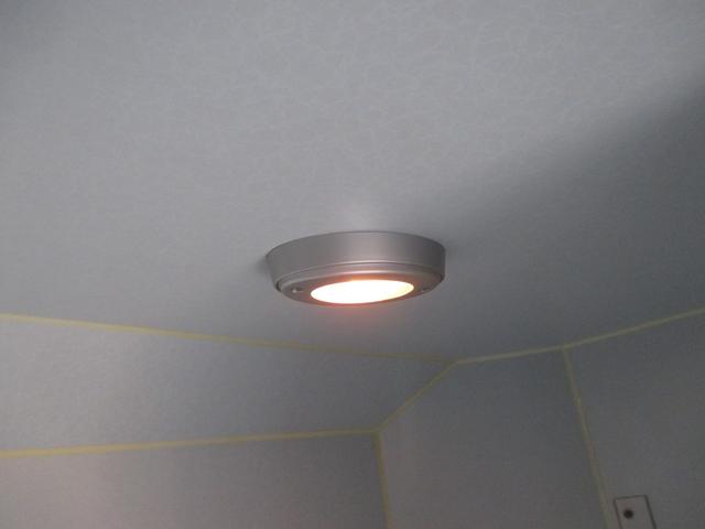 バネットトラック ナッツRV マッシュ 7人乗りキャンピングカー ベッド シンク 冷蔵庫 FFヒーター エアコン インバーター 走行充電 外部電源 サブバッテリー テーブル トイレ 収納 ナビ バックモニター ETC(36枚目)