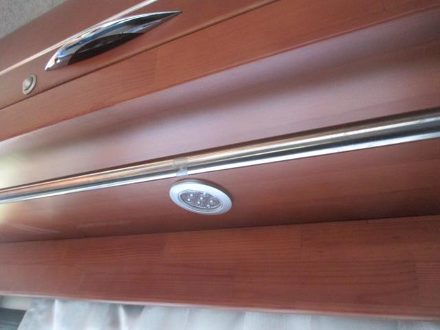 バネットトラック ナッツRV マッシュ 7人乗りキャンピングカー ベッド シンク 冷蔵庫 FFヒーター エアコン インバーター 走行充電 外部電源 サブバッテリー テーブル トイレ 収納 ナビ バックモニター ETC(40枚目)