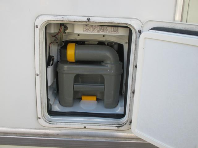 バネットトラック ナッツRV マッシュ 7人乗りキャンピングカー ベッド シンク 冷蔵庫 FFヒーター エアコン インバーター 走行充電 外部電源 サブバッテリー テーブル トイレ 収納 ナビ バックモニター ETC(46枚目)