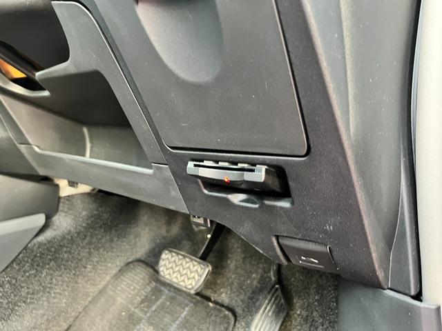 ヴィッツ F ユーザーワンオーナー ドライブレコーダー ETC車載器 キーレスエントリー 電動格納ドアミラー バニティミラー トノカバー(17枚目)