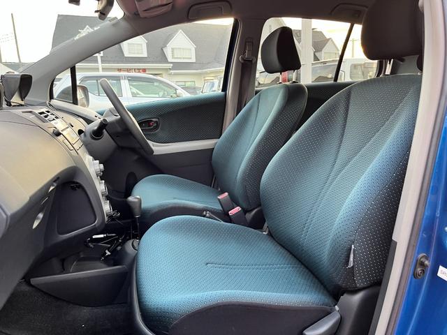 ヴィッツ F ユーザーワンオーナー ドライブレコーダー ETC車載器 キーレスエントリー 電動格納ドアミラー バニティミラー トノカバー(22枚目)