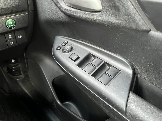 フィットハイブリッド Ｆパッケージ　ワンオーナー　クルコン　ナビ　フルセグＴＶ　ＤＶＤ再生　Ｂｌｕｅｔｏｏｔｈオーディオ　ミュージックラック　ステリモ　バックカメラ　ＥＴＣ　ドラレコ　スマートキープッシュスタート　ＬＥＤオートライト（6枚目）