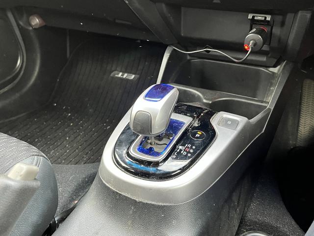 フィットハイブリッド Ｆパッケージ　ワンオーナー　クルコン　ナビ　フルセグＴＶ　ＤＶＤ再生　Ｂｌｕｅｔｏｏｔｈオーディオ　ミュージックラック　ステリモ　バックカメラ　ＥＴＣ　ドラレコ　スマートキープッシュスタート　ＬＥＤオートライト（21枚目）