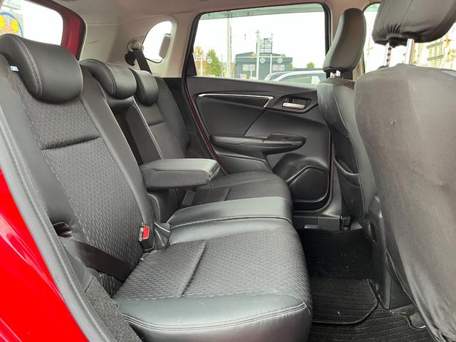 フィットハイブリッド Ｆパッケージ　ワンオーナー　クルコン　ナビ　フルセグＴＶ　ＤＶＤ再生　Ｂｌｕｅｔｏｏｔｈオーディオ　ミュージックラック　ステリモ　バックカメラ　ＥＴＣ　ドラレコ　スマートキープッシュスタート　ＬＥＤオートライト（23枚目）