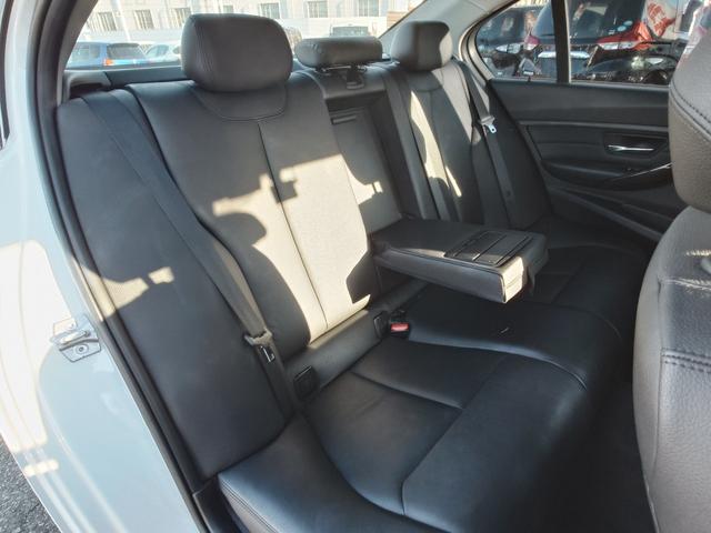 3シリーズ 320iラグジュアリー ワンオーナー 黒革パワーシート 前席シートヒーター クルコン ナビ Bluetooth USB接続 バックカメラ HIDオートライト ドラレコ プッシュスタート 17インチアルミ アイドリングストップ(49枚目)