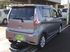 このお車はバックカメラだけでなく全方位カメラが装着されており車庫入れや慣れない細い路地などシフトをバックに入れればルームミラーで確認が取れます！ 2