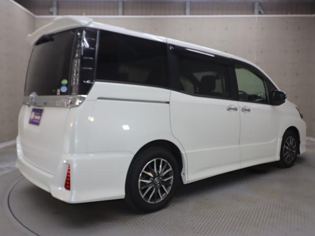 ヴォクシー ＺＳ　煌ＩＩ　メモリーナビ　両側パワースライドドア　フルセグ　バックカメラ　ＬＥＤヘッドランプ　スマートキー　後席フリップダウンモニター　コーナーセンサー　前後ドライブレコーダー　衝突被害軽減システム　車線逸脱警報（2枚目）