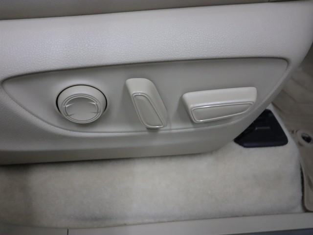 屋内展示スペースも確保♪雨天や暗い時間帯でも明るいライトの下ではっきりとクルマの状態を確認することが出来ます。事前に連絡頂ければ待つことなくスムーズにご覧頂けます。