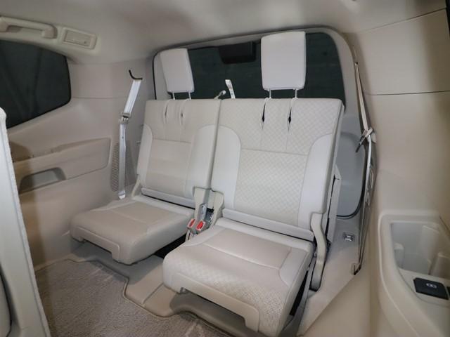 夜間でも明るいライトの下ではっきりとクルマの状態を確認して頂く事が出来ます。事前にご連絡を頂ければ待つことなくスムーズにご覧頂けます。