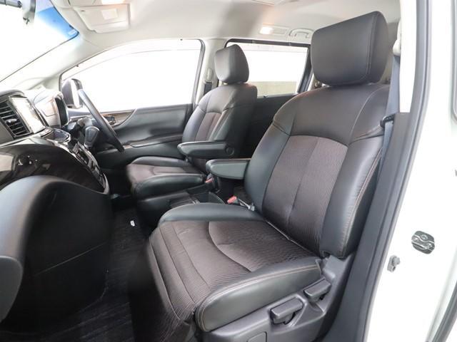 屋内展示スペースも確保♪雨天や暗い時間帯でも明るいライトの下ではっきりとクルマの状態を確認することが出来ます。事前に連絡頂ければ待つことなくスムーズにご覧頂けます。