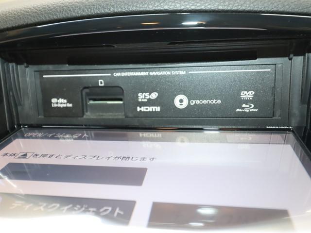 夜間でも明るいライトの下ではっきりとクルマの状態を確認して頂く事が出来ます。事前にご連絡を頂ければ待つことなくスムーズにご覧頂けます。