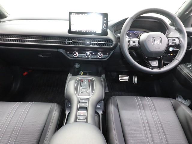 ＺＲ－Ｖ ｅ：ＨＥＶ　Ｚ特別仕様車ブラックスタイル　ホンダセンシング　９インチワイドディスプレイナビ　電動リアゲート　フルセグ　全方位モニター　本革シート　ＥＴＣ２．０車載器　ＬＥＤヘッドランプ　スマートキー　電動シート　シートヒーター（4枚目）