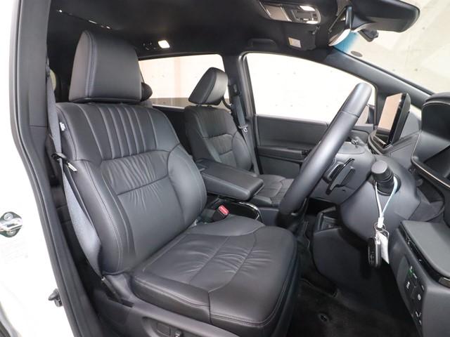 オデッセイハイブリッド ｅ：ＨＥＶアブソルート・ＥＸブラックエディション　ワンオーナー　禁煙車　全方位モニター　両側電動スライド　電動リアゲート　フルセグ　ＬＥＤヘッドランプ　スマートキー　電動シート　ＥＴＣ　コーナーセンサー　置くだけ充電　ブラインドスポットモニター（4枚目）