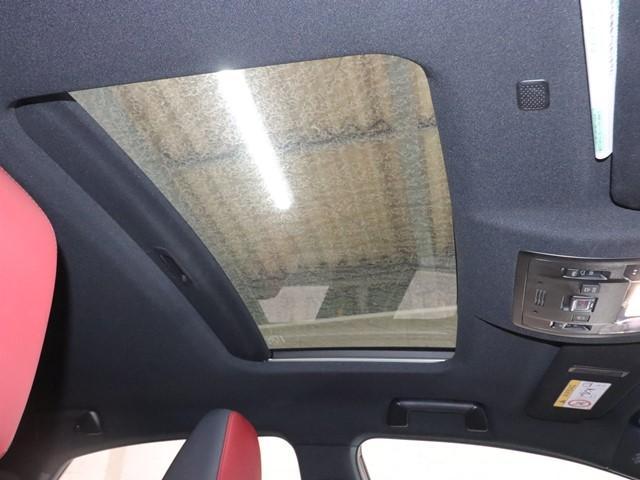 屋内展示スペースも確保♪雨天や暗い時間帯でも明るいライトの下ではっきりとクルマの状態を確認することが出来ます。事前に連絡頂ければ待つことなくスムーズにご覧頂けます。