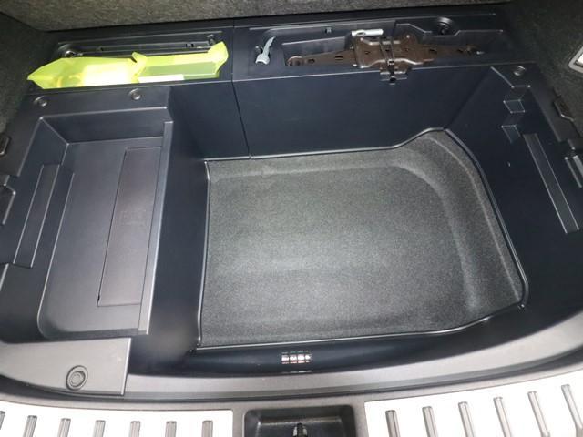 夜間でも明るいライトの下ではっきりとクルマの状態を確認して頂く事が出来ます。事前にご連絡を頂ければ待つことなくスムーズにご覧頂けます。