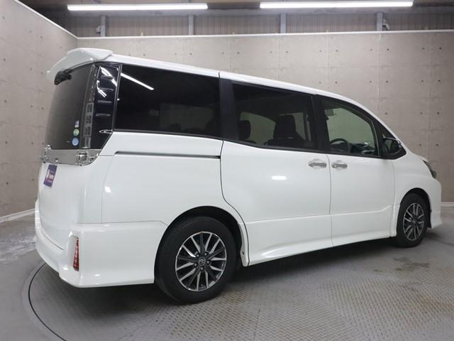ヴォクシー ＺＳ　煌ＩＩ　８人乗り　ワンオーナー　９インチメモリーナビ　衝突被害軽減システム　両側電動スライド　フルセグ／ＤＶＤ／Ｂｌｕｅｔｏｏｔｈ　バックカメラ　ＥＴＣ　ＬＥＤヘッドランプ　スマートキー　アイドリングストップ（3枚目）