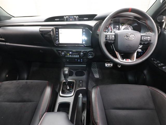 ハイラックス Ｚ　ＧＲスポーツ　ワンオーナー　メモリーナビ　衝突被害軽減システム　フルセグ／Ｂｌｕｅｔｏｏｔｈ／Ｍｉｒａｃａｓｔ　全方位カメラ　ＥＴＣ　ＬＥＤヘッドランプ　コーナーセンサー　オートクルーズコントロール　前後ドラレコ（3枚目）