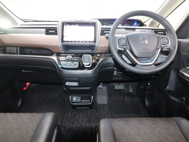 フリード＋ハイブリッド ハイブリッド・クロスター　ワンオーナー　純正９インチナビ　両側電動スライド　フルセグ　バックカメラ　ＥＴＣ　後席モニター　前後ドライブレコーダー　衝突被害軽減システム　横滑り防止　車線逸脱警報　レーダークルーズコントロール（4枚目）