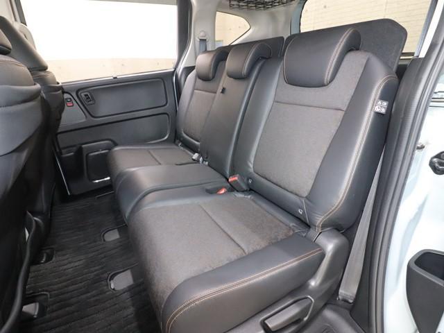 フリード＋ハイブリッド ハイブリッド・クロスター　ワンオーナー　純正９インチナビ　両側電動スライド　フルセグ　バックカメラ　ＥＴＣ　後席モニター　前後ドライブレコーダー　衝突被害軽減システム　横滑り防止　車線逸脱警報　レーダークルーズコントロール（12枚目）