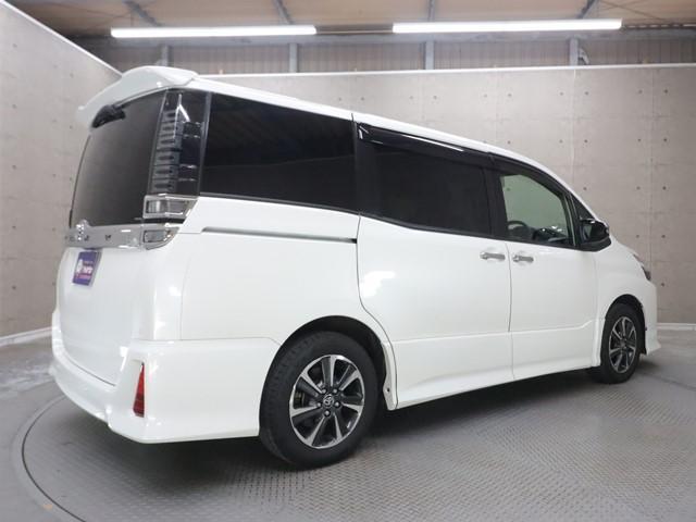 ヴォクシー ＺＳ　煌ＩＩ　７人乗り　９インチメモリーナビ　両側電動スライド　フルセグ／Ｂｌｕｅｔｏｏｔｈ　バックカメラ　ＥＴＣ　ＬＥＤヘッドランプ　スマートキー　前後ドライブレコーダー　衝突被害軽減システム　レーンアシスト（3枚目）