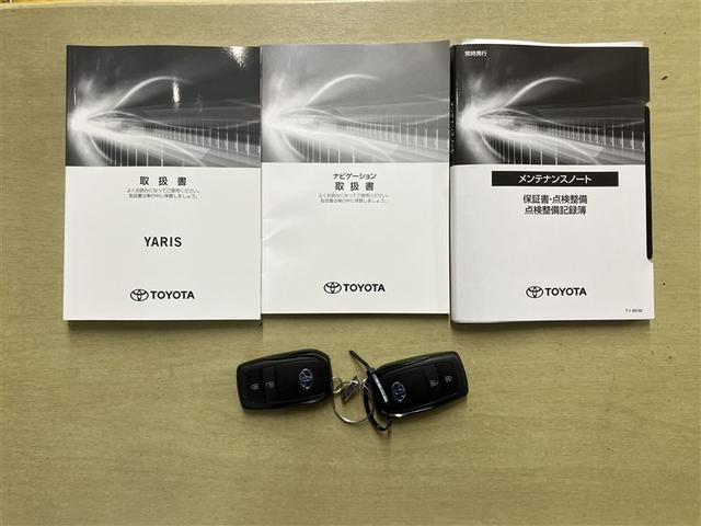 ヤリス ハイブリッドＺ　ＰＣＳ　整備記録簿　ＤＶＤ　Ｂカメラ　ドラレコ付　ナビ付　ＬＥＤランプ　スマキー　ＥＴＣ付き　メディアプレイヤー接続　ＶＳＣ　パワステ　１オナ車　クルコン　カーテンエアバック　キーフリー　ＡＢＳ（22枚目）