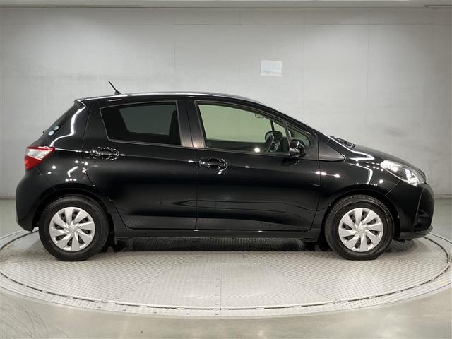 ヴィッツ Ｆ　トヨタ純正メモリーナビ　Ｂｌｕｅｔｏｏｔｈ　地デジＴＶ　衝突軽減・横滑り防止・キーレスエントリー　エコアイドル　ＡＴハイビーム　ドライブレコーダー　ＥＴＣ車載器　全国トヨタ店対応ロングラン保証（3枚目）