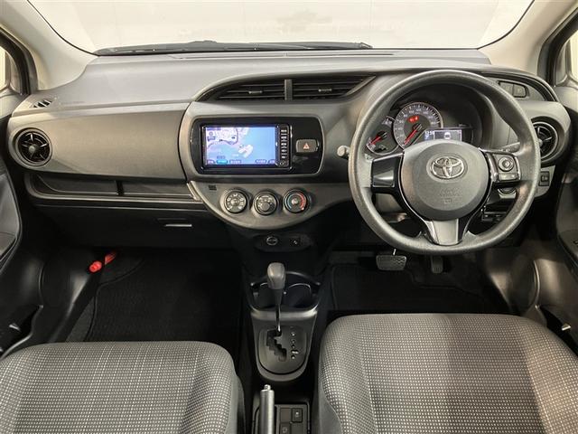 ヴィッツ Ｆ　トヨタ純正メモリーナビ　Ｂｌｕｅｔｏｏｔｈ　地デジＴＶ　衝突軽減・横滑り防止・キーレスエントリー　エコアイドル　ＡＴハイビーム　ドライブレコーダー　ＥＴＣ車載器　全国トヨタ店対応ロングラン保証（5枚目）