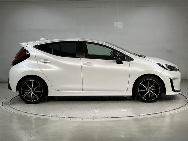 アクア GRスポーツ 全周囲カメラ付大型画面 Bluetooth トヨタ純正ドラレコ内蔵デジタルインナーミラー 衝突軽減・横滑り防止・盗難防止装置 レーンキープアシスト ETC スマートキー 全国トヨタ店対応ロングラン保証(3枚目)