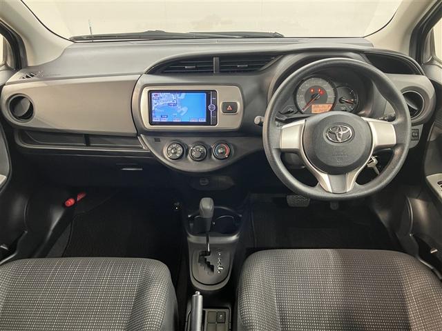 ヴィッツ Ｆ　トヨタ純正メモリーナビ　Ｂｌｕｅｔｏｏｔｈ　バックガイド付きカメラ　地デジＴＶ　前後ドライブレコーダー　ＥＴＣ　３５０００ｋｍ　キーレスエントリー　電動格納ドアミラー　全国トヨタ店対応ロングラン保証（5枚目）