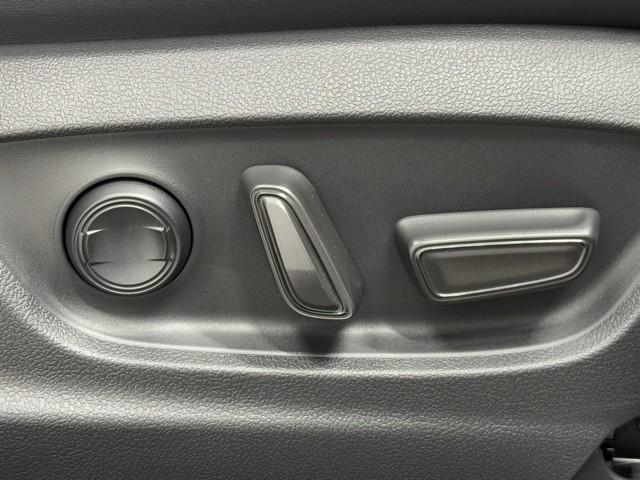 クラウンクロスオーバー ＲＳアドバンスド　衝突回避　オートクルーズコントロール　横滑り防止　フルセグＴＶ　パワーシート　レザーシート　ＬＥＤ　アルミホイール　ＡＣ１００Ｖ　スマートキー　ナビ＆ＴＶ　ＡＢＳ　フルオートエアコン　ドライブレコーダ（14枚目）
