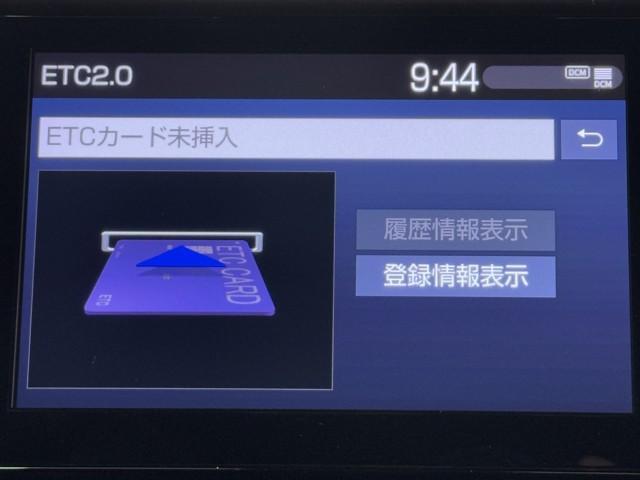 カローラツーリング ハイブリッド　ダブルバイビー　追突軽減ブレーキ　バックモニタ　地デジフルセグ　横滑防止　ナビＴＶ　スマキー　ＬＥＤライト　デュアルエアバッグ　エアコン　オートクルーズ　サイドエアバッグ　ＥＴＣ付　ＰＳ　キーフリー　ＡＢＳ　盗難防止（9枚目）