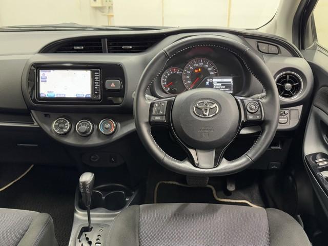 シックな色使いの運転席周りですね。すっきりとしたデザインで上品な色使いです。居心地の良い運転席、長く座ってられるリラックスできるデザインがいいですね。