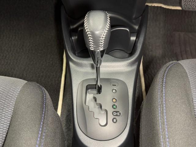 操作しやすいＡＴシフトです。　シフトチェンジを気にしなくていいので運転だけに集中できますね。　自然と手に届くところにある、手になじむ形状のシフトノブがいいですね。