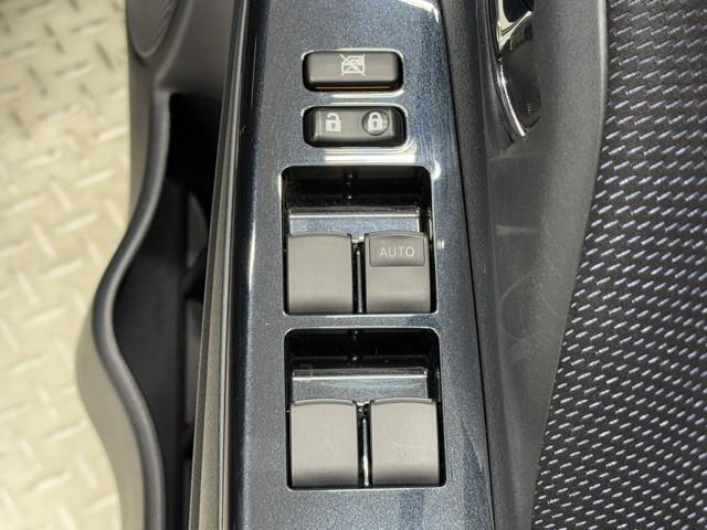 パワーウィンドウのスイッチですよ。　運転席に居ながら窓を開け閉めのコントロールできますよ。　ロック機能で、子供がイタズラして窓を開けるという事も無くなりますよ。