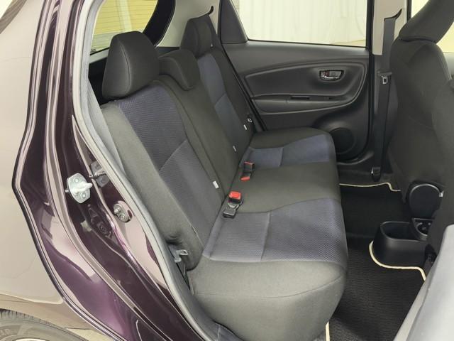 足元広々の座り心地良好、後席ですよ。　ドライビング中、長い間同じ体勢で居るのって大変ですよね。　長く座っているものだから、リラックスできるシートがいいですよね。