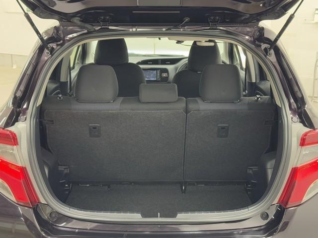 とても広々、大きな開口部の荷室スペースですね。　開口部広々だから、大きな荷物も楽々収納出来ちゃいますね。　荷物スペースは広いほうがいいですよね。