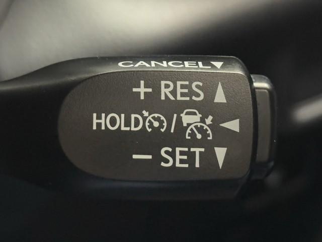 高速道路で便利なクルーズコントロール機能が付いていますよ。　速度を設定するとアクセルを踏まなくても一定の速度で走ることができるので足を休ませる事ができますね。